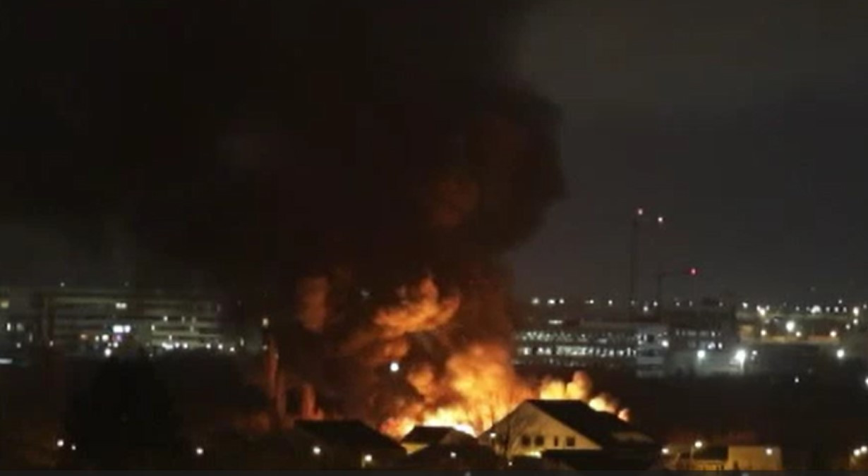 Incendiu violent în nordul Capitalei, în apropierea unei unități militare. Un atelier auto a fost făcut scrum