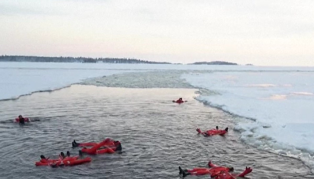 Unii oameni plătesc bani grei pentru a face baie la -20 de grade Celsius în Marea Baltică. Cât costă o astfel de activitate