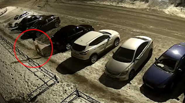 Un adolescent și mama sa au fost bătuți și amenințați de tatăl vitreg pentru bani. Copilul încătușat a reușit să fugă | VIDEO