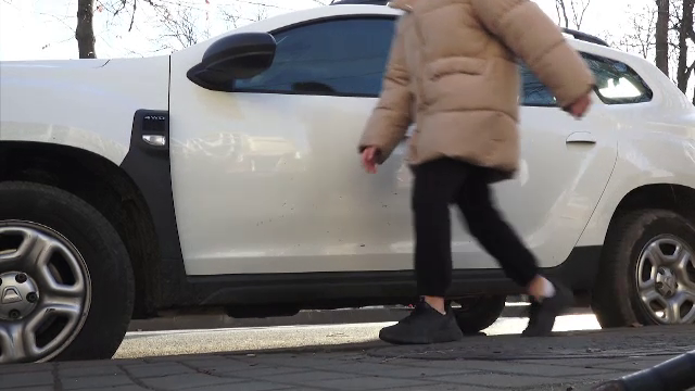 Un copil de cinci ani din Botoșani a anunțat la 112 că este captiv într-o mașină. Ce au descoperit polițiștii când l-au găsit