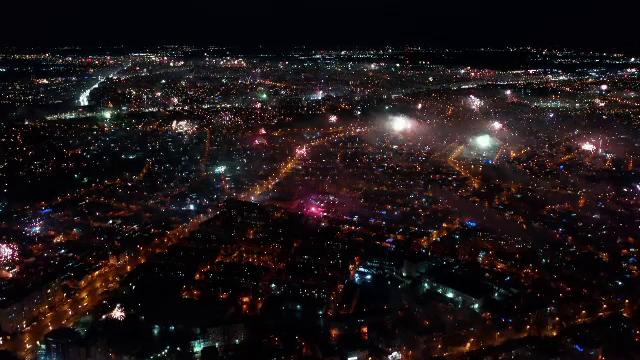 Unde și când nu ai voie să dai cu petarde și artificii, nici măcar de Revelion. Cei care nu respectă legea riscă dosar penal