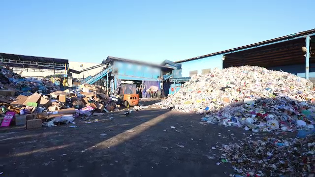 Românii risipesc mai puțină mâncare și aruncă mai puține ambalaje decât în anii trecuți. Care sunt motivele