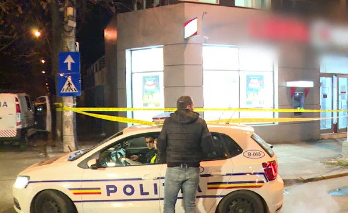 Un tânăr a fost prins în timp ce încerca să spargă un bancomat cu o șurubelniță. Cum a reacționat când i-a văzut pe polițiști