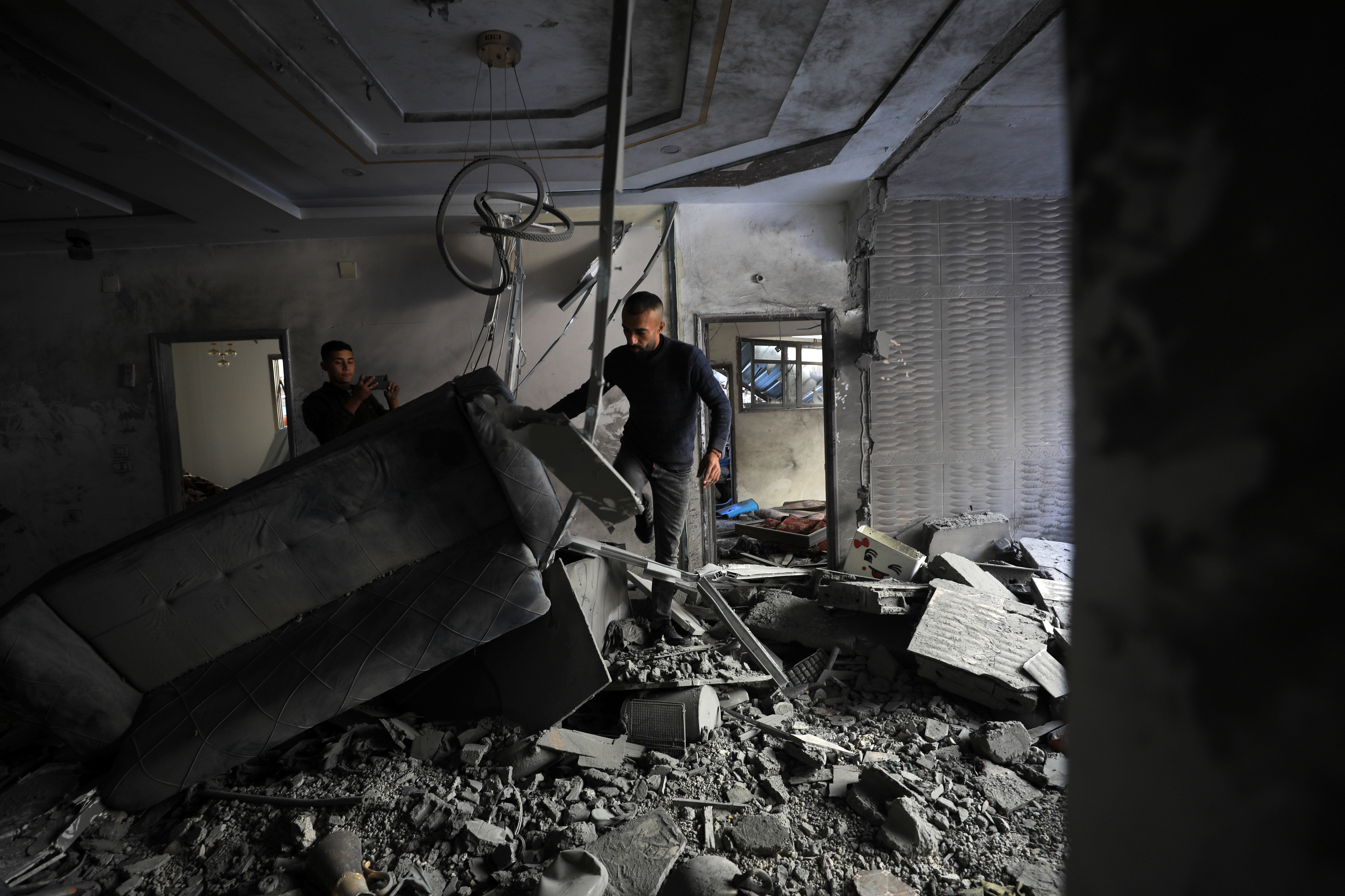 Israelul a continuat să bombardeze Fâșia Gaza, inclusiv la Rafah, unde palestinienii caută supravieţuitori