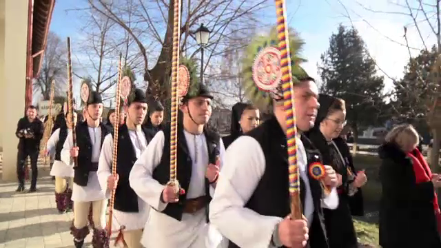 Cetele de juni din Mărginimea Sibiului, principala atracție a sărbătorilor de iarnă. Au uimit turiștii cu dansul lor