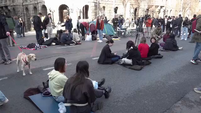 Noi proteste în Serbia după alegeri. Mai multe grupuri de tineri cer renumărarea voturilor. Opoziţia vrea anularea alegerilor