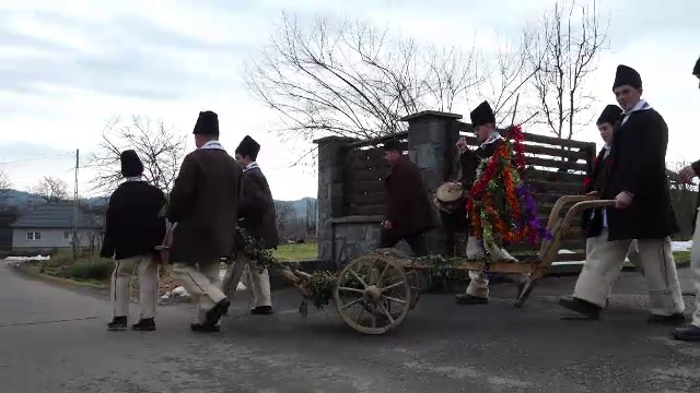 Comuna din Maramureș unde tinerii încă mai umblă cu Plugul și alungă spiritele rele înainte de Anul Nou