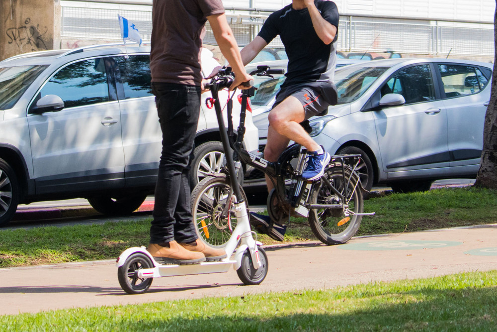 Un oraș din România interzice trotinetele electrice în parcuri și pe un sector de drum, în zilele de weekend