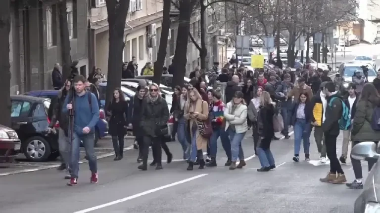Noi proteste în Serbia după alegeri. Mai multe grupuri de tineri cer renumărarea voturilor. Opoziţia vrea anularea alegerilor