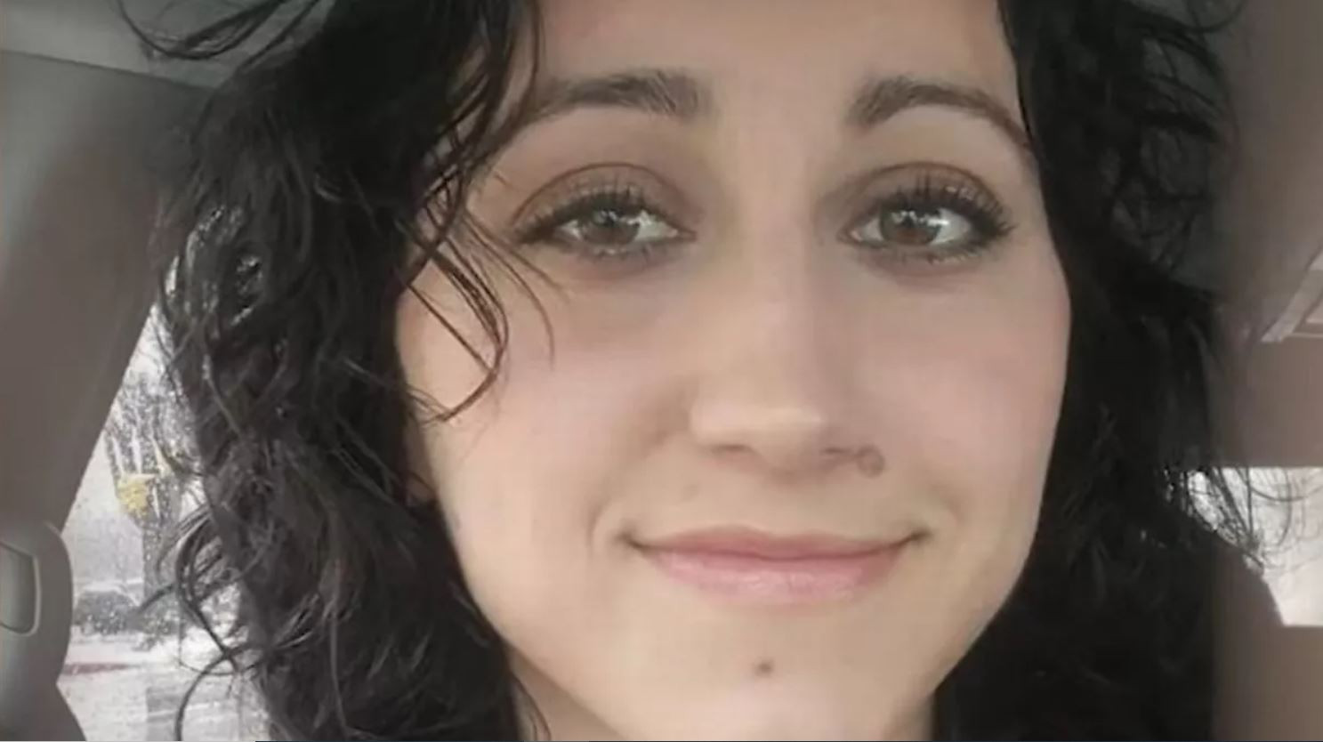 O mamă a fost găsită lângă cadavrele copiilor ei. Ce au descoperit polițiștii întrece orice imaginație