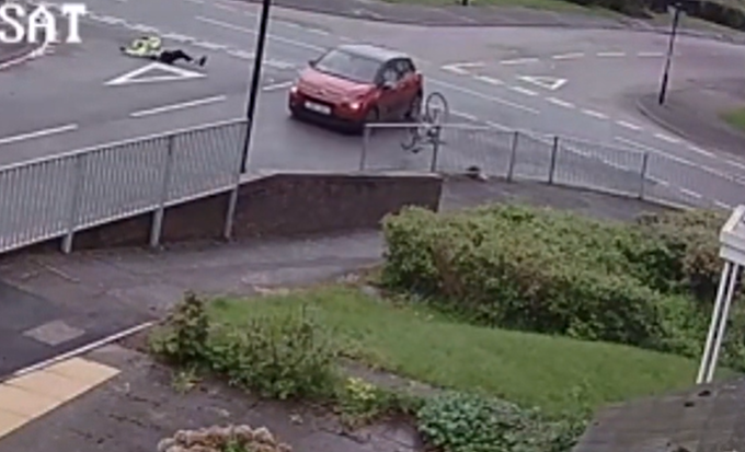 Momentul în care o biciclistă este lovită și aruncată în aer de o mașină. A ajuns la spital cu răni grave | VIDEO