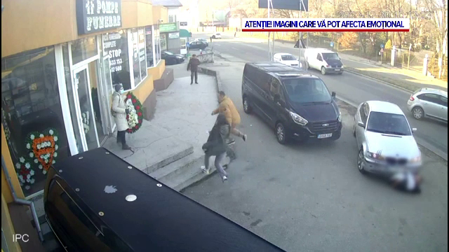 Scene șocante în Slatina. Bărbat lovit intenţionat cu maşina şi târât pe trotuar de rivalul său în dragoste. VIDEO