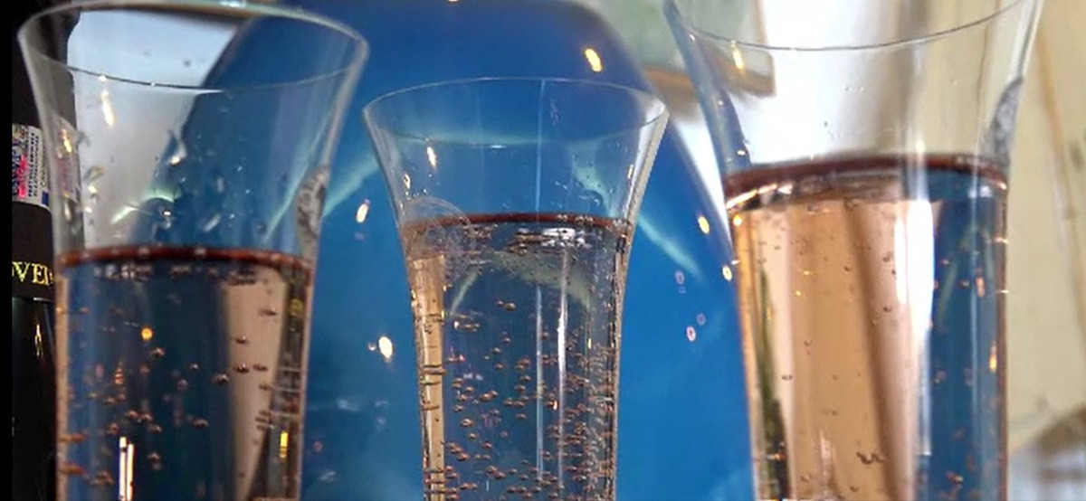 De cât timp e nevoie pentru ca vinul spumant să-și desăvârșească aromele. România produce anul aproape 5 milioane de litri