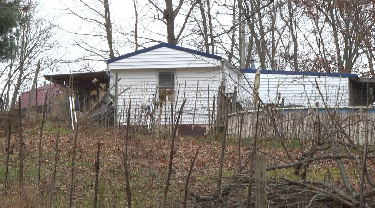 O fată de 16 ani care fusese dată dispărută a fost găsită sub podeaua dormitorului unui bărbat