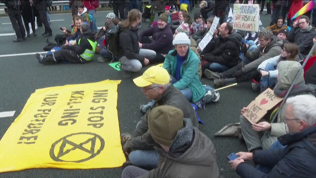 O autostradă din Olanda a fost blocată de activiști pentru mediu. Unii și-au lipit mâinile de asfalt