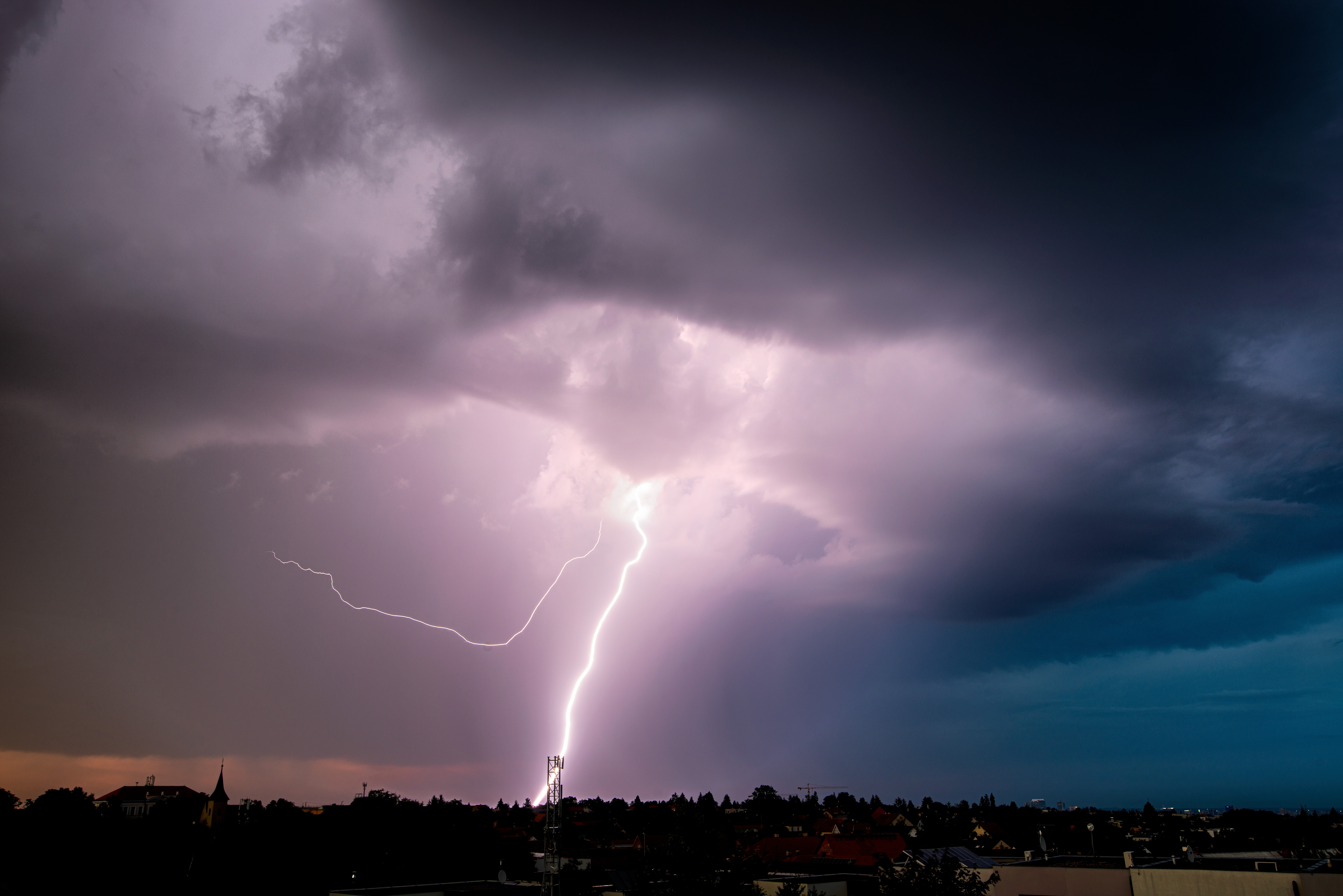 Trei tineri au fost răniţi grav de trăsnet în Suedia, la un antrenament de fotbal amator