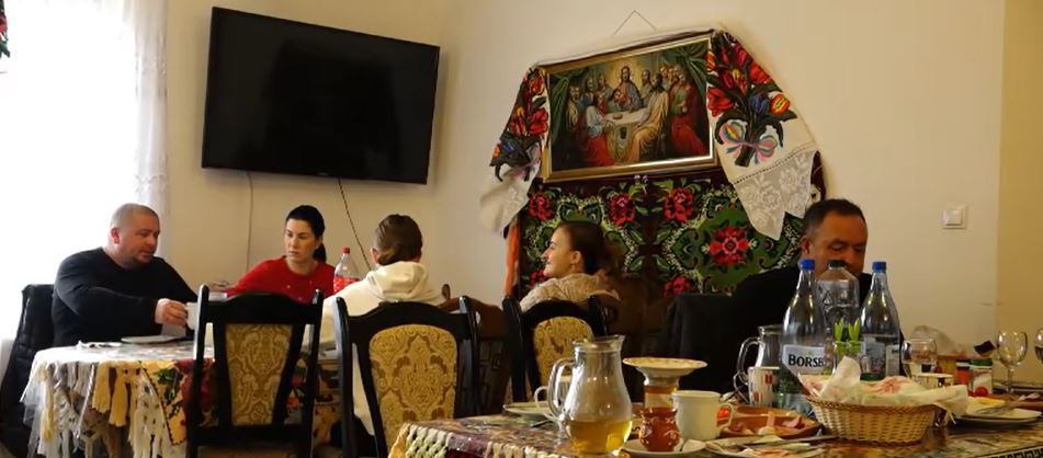 Petrecere de Anul Nou în Maramureș. Turiștii se bucură de mese pline cu mâncăruri tradiționale