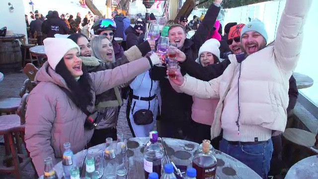 Revelion de vis la 1700 de metri altitudine, în Poiana Brașov. Petrecerea a început devreme, pe schiuri