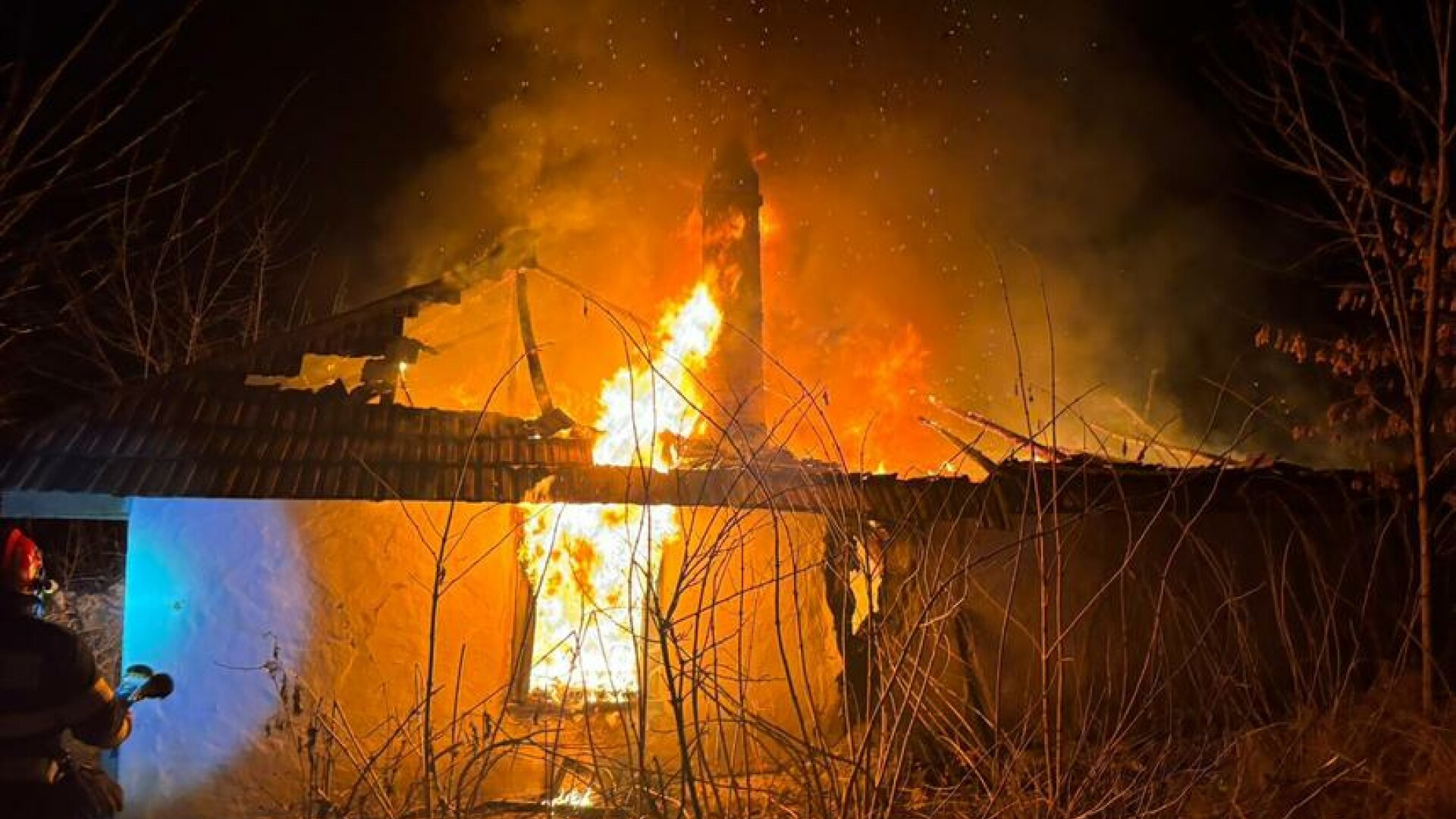 O femeie a murit arsă de vie în casă, în seara de Revelion. De la ce a pornit incendiul