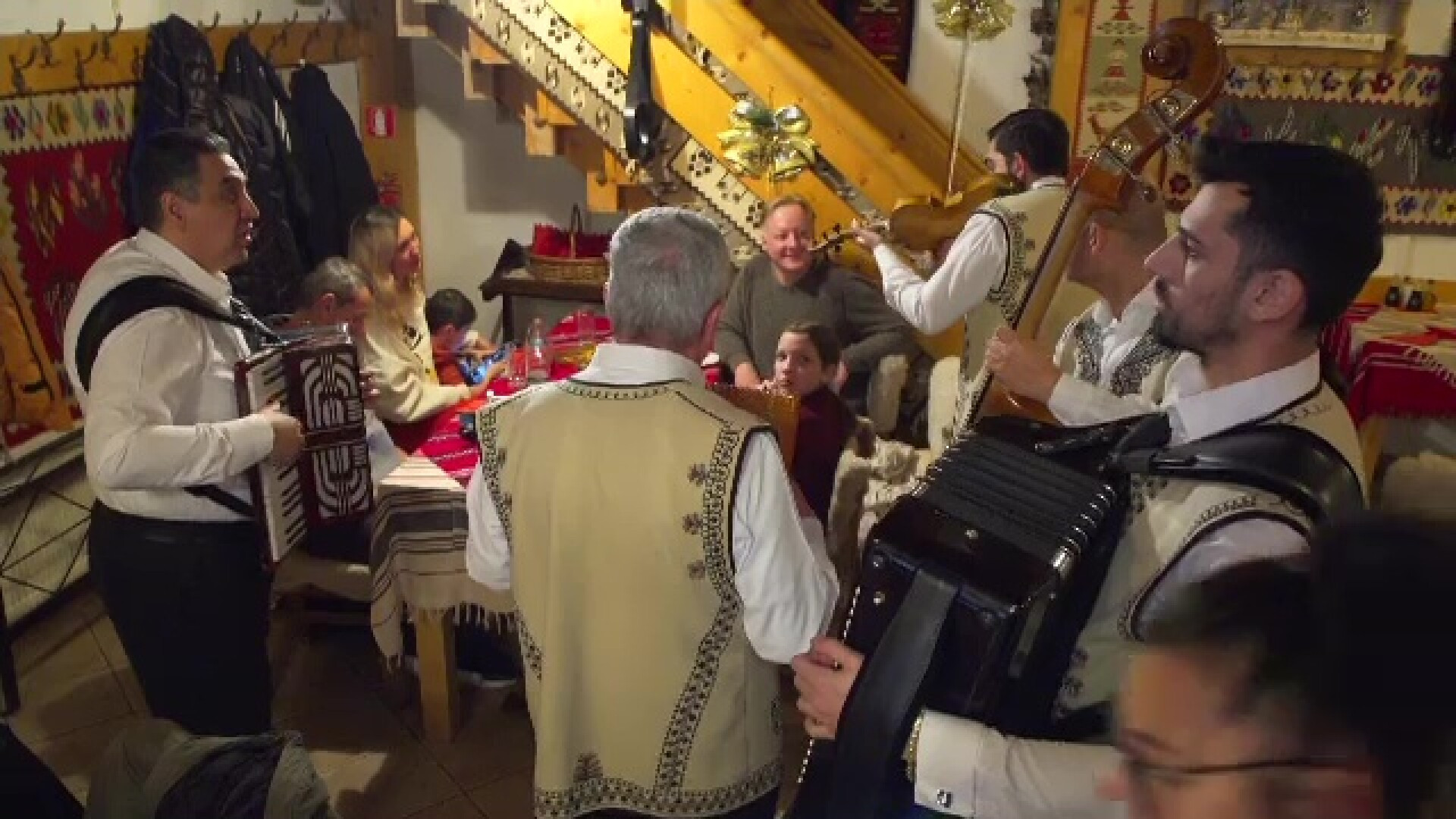 Petrecere continuă la munte, de 1 ianuarie, pentru turiștii care au avut energie: "Am petrecut până târziu, am dormit puțin”