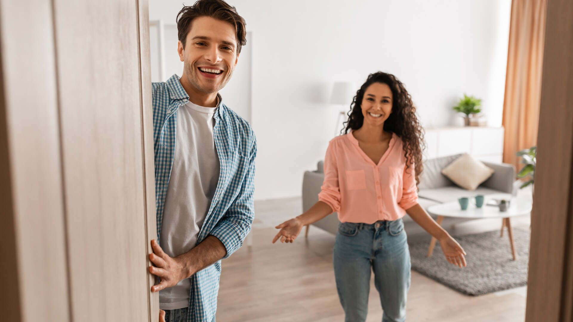 Cât să stai în vizită ca să nu deranjezi. Cum îți dai seama că gazda s-a săturat de musafiri