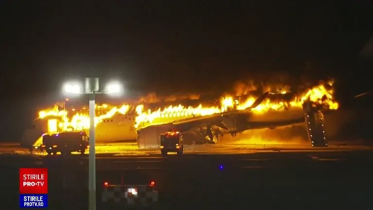 Avion în flăcări pe aeroportul din Tokyo. S-ar fi ciocnit cu altă aeronavă la aterizare. Aproape 400 de pasageri evacuați