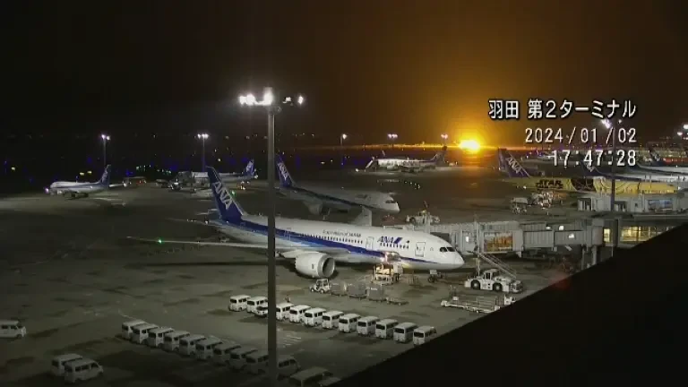 Momentul a luat foc avionul cu aproape 400 de oameni la bord, după ce s-a ciocnit altă aeronavă. VIDEO