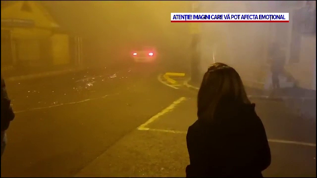 Anchetă, după ce un bărbat a fost lovit de mașina poliției. Martorii susțin că un agent a îndreptat pistolul spre ei