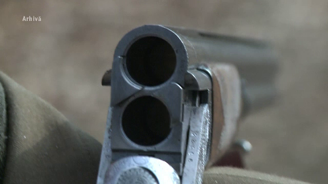 Tragedie în noaptea de Revelion. Un bărbat a fost împușcat în picior de un vecin, după ce a aruncat o petardă în fața casei