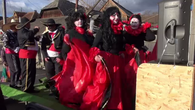 Tinerii din Bacău au pornit cu plugușorul pe ritmuri de latino în a doua zi de Revelion. „În fiecare an a fost frumos”