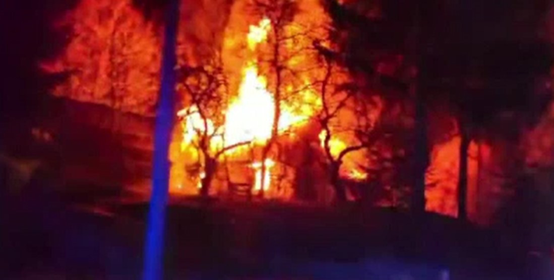 Mobilizare de forţe în judeţul Suceava, după izbucnirea unui incendiu violent. O casă a fost făcută scrum