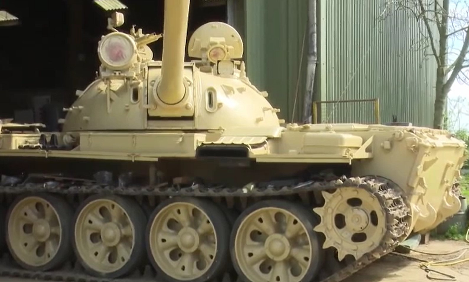 Un britanic a dat lovitura, după ce a cumpărat un tanc sovietic de pe internet. Ce a găsit în rezervorul mașinăriei de război