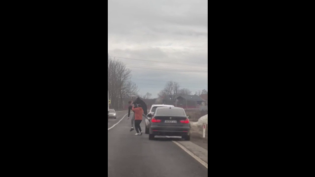Bătaie până la sânge între doi șoferi, pe DN1. Și două femei au fost lovite. Reacția uluitoare a Poliției