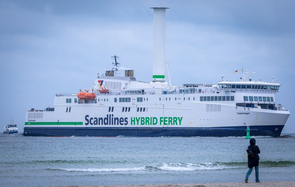 900 de pasageri, blocaţi toată noaptea pe un feribot care nu poate andoca în Copenhaga din cauza furtunii