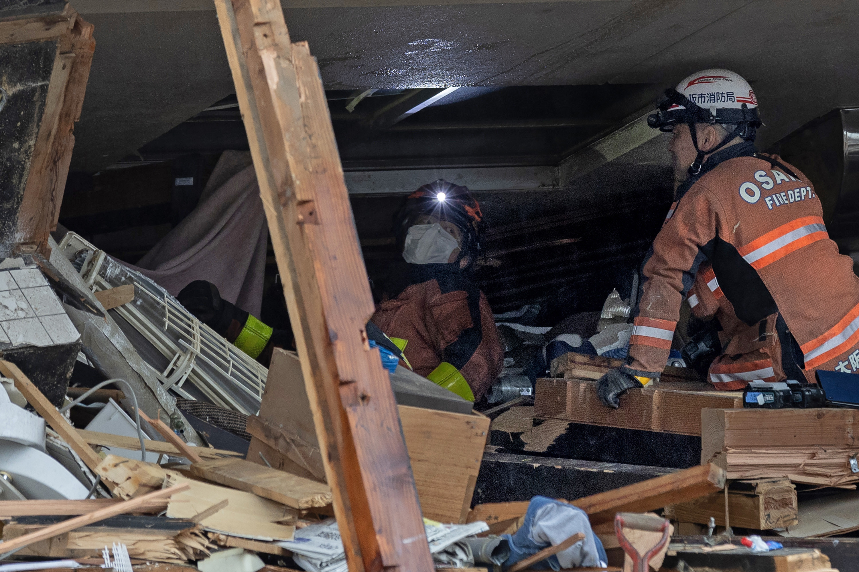 110 oameni au murit în urma cutremurului din Japonia. Vremea complică căutările