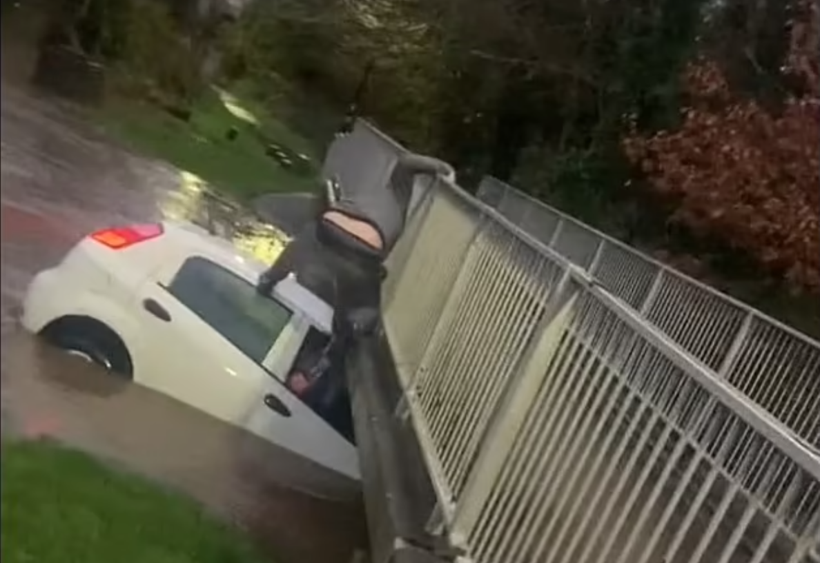 Momentul în care o femeie și fetița ei de 3 ani, aflate într-o mașină scufundată, sunt salvate de un localnic