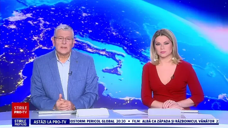 Anchetă, după ce un bărbat a fost lovit de mașina poliției. Martorii susțin că un agent a îndreptat pistolul spre ei