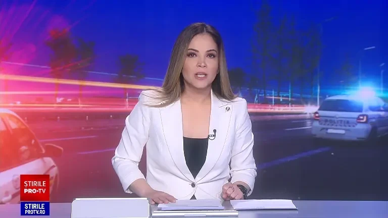 Anchetă, după ce un bărbat a fost lovit de mașina poliției. Martorii susțin că un agent a îndreptat pistolul spre ei