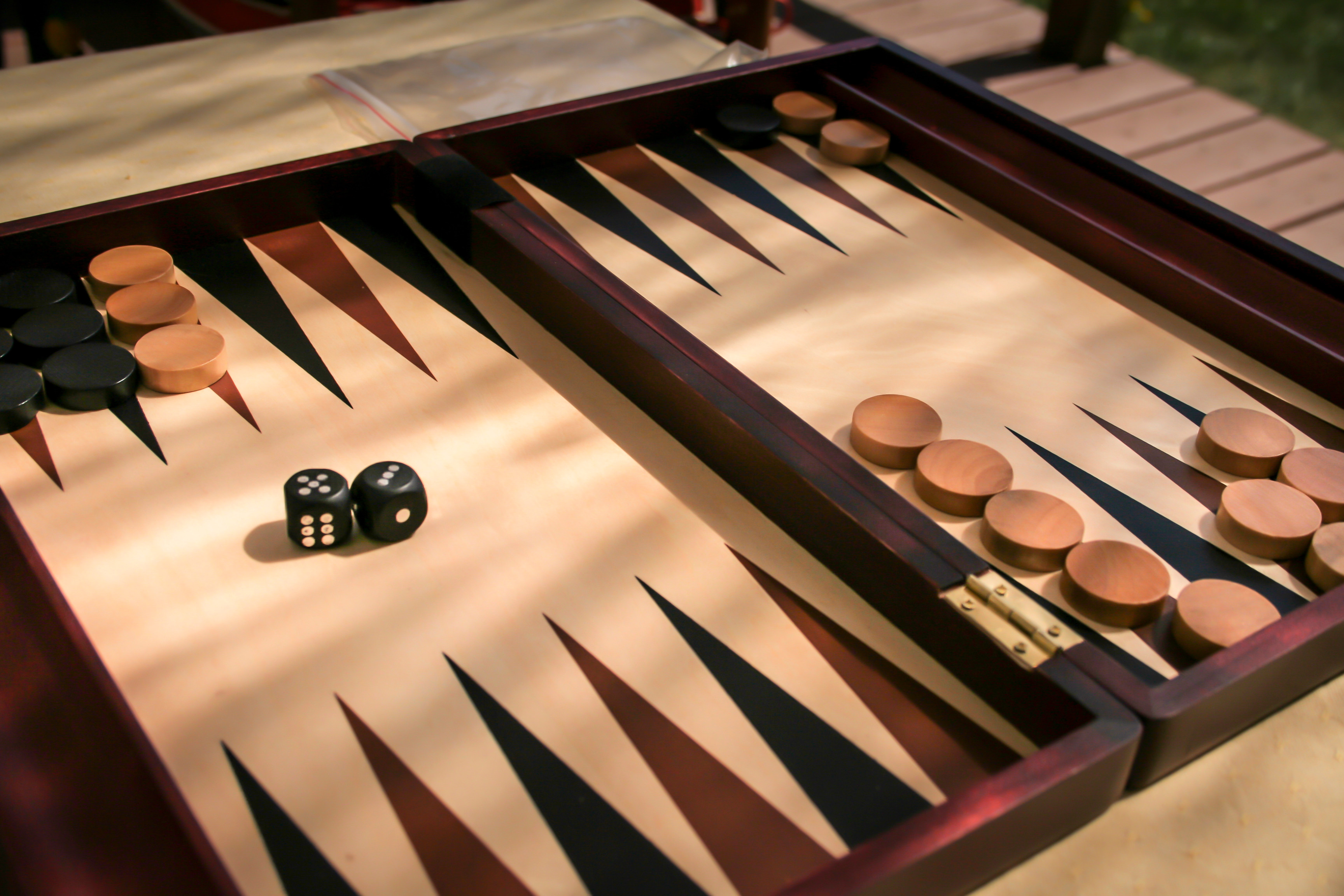 Cum se joacă table. Regulament și secrete pentru unul dintre cele mai populare jocuri în România