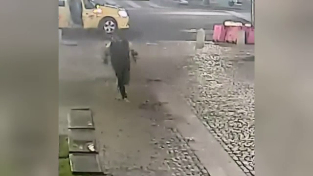 Un taximetrist a fost bătut și tâlhărit în Centrul Vechi al Capitalei. Ce sumă i-a furat un tânăr de 20 de ani