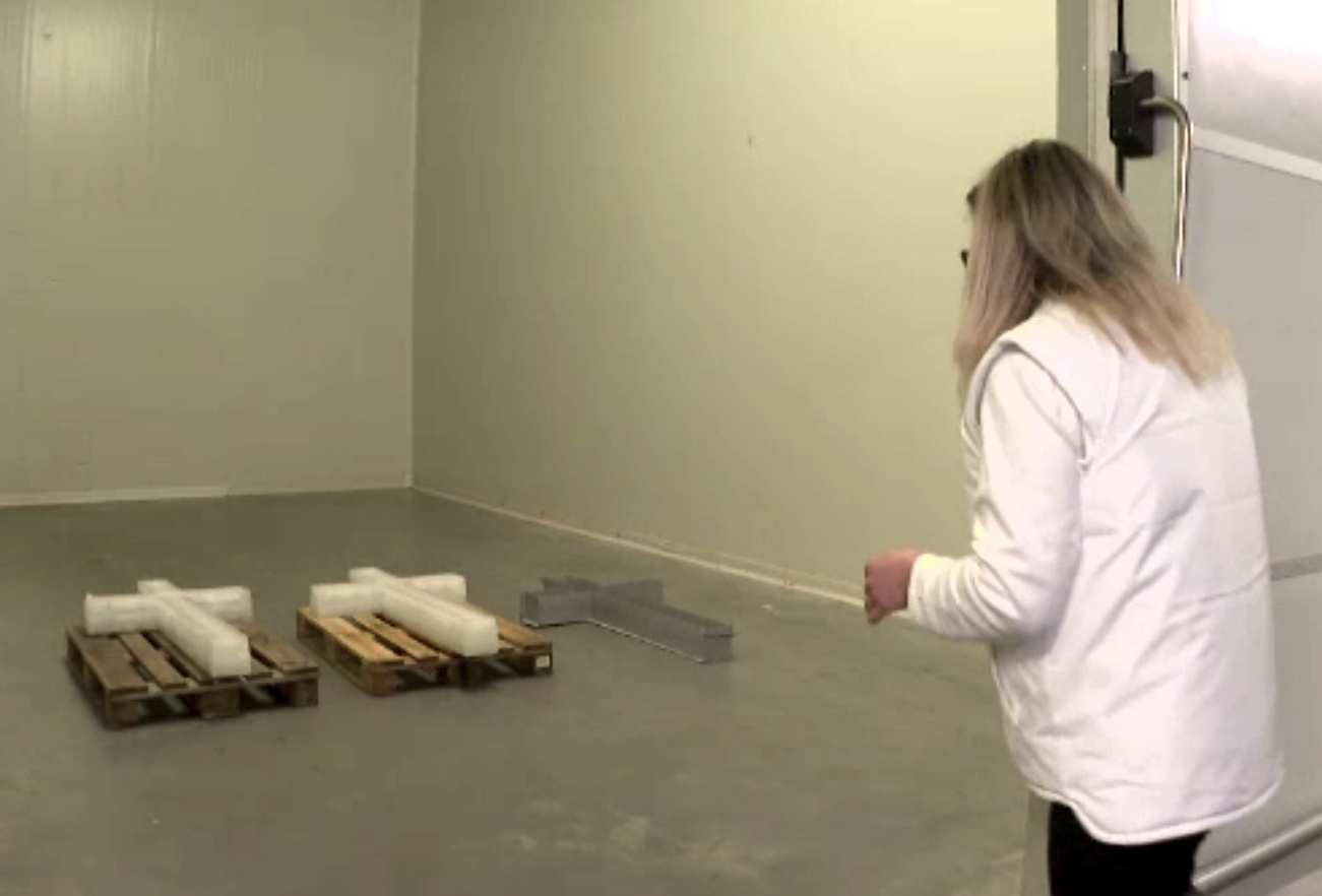 Sunt pregătiri în toi pentru slujba de Bobotează. Cruci de gheață de zeci de kilograme și sute de mii de sticle cu agheasmă