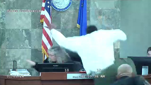 Cum a fost adus la tribunal un tânăr care a agresat o judecătoare în timpul unei ședințe | VIDEO