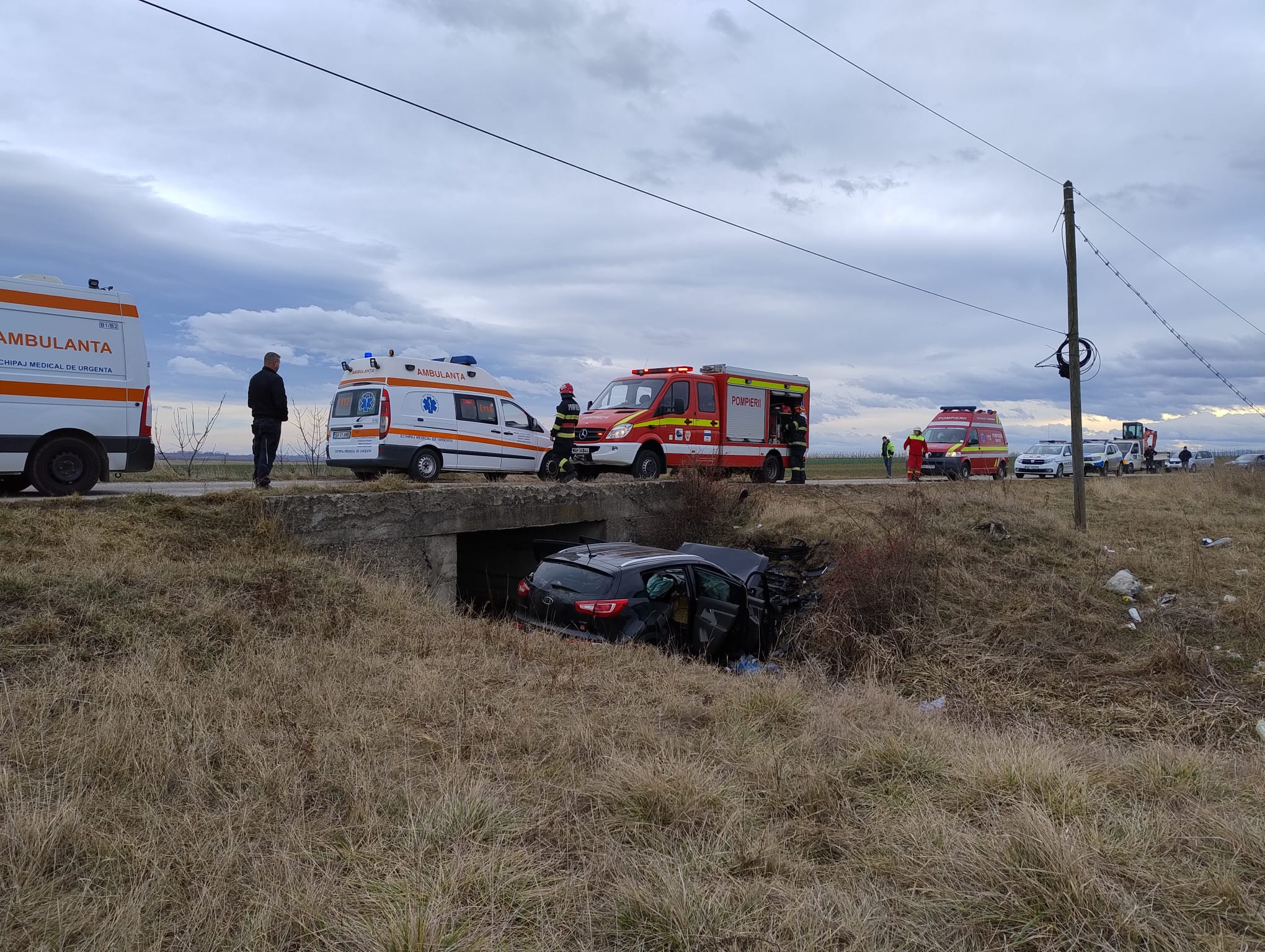 Accident grav în Suceava. Două persoane au rămas încarcerate, după ce mașina în care se aflau a ieșit în afara drumului