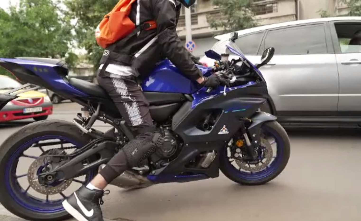 Legea șoferilor amatori care pot conduce și motociclete, atacată de Klaus Iohannis la Curtea Constituțională. Motivele