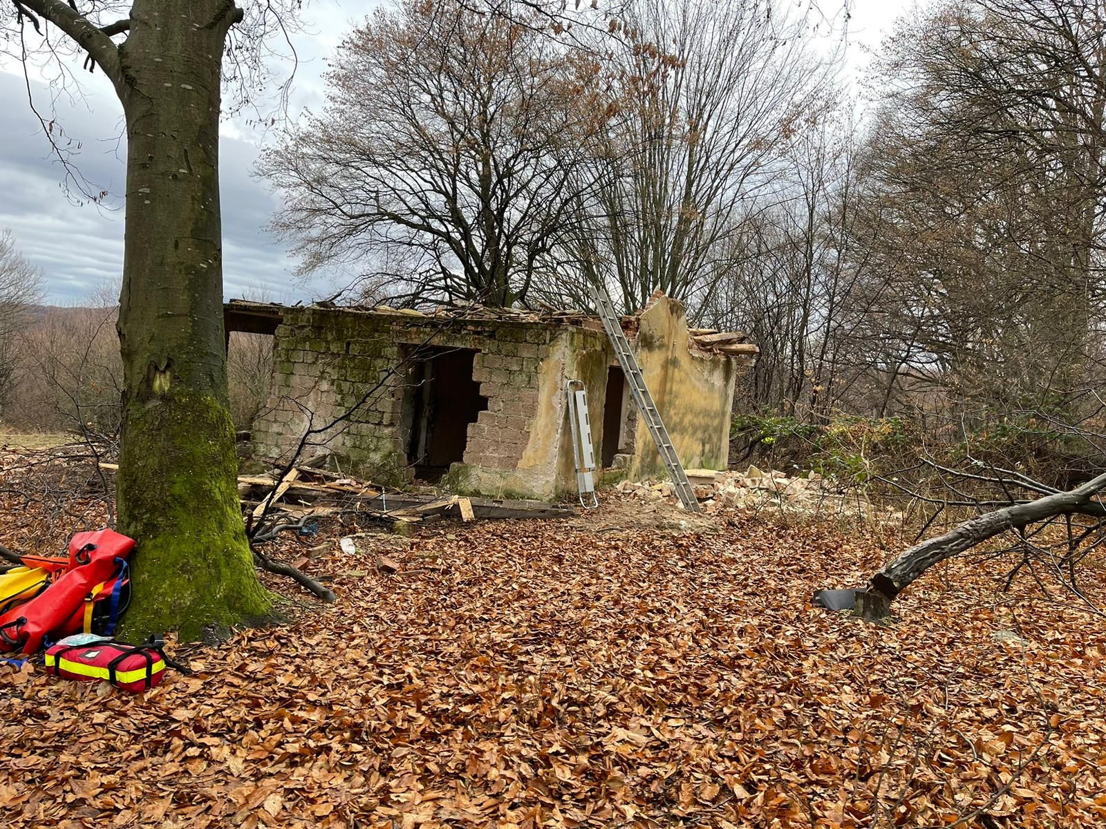 Un bărbat a murit și altul a fost rănit, după ce acoperişul unei case s-a prăbuşit peste ei, în Sibiu