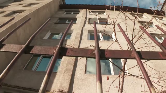 „Am auzit o bubuitură, am văzut-o pe jos”. Mărturii șocante în cazul femeii care ar fi fost aruncată de la balcon de soțul ei