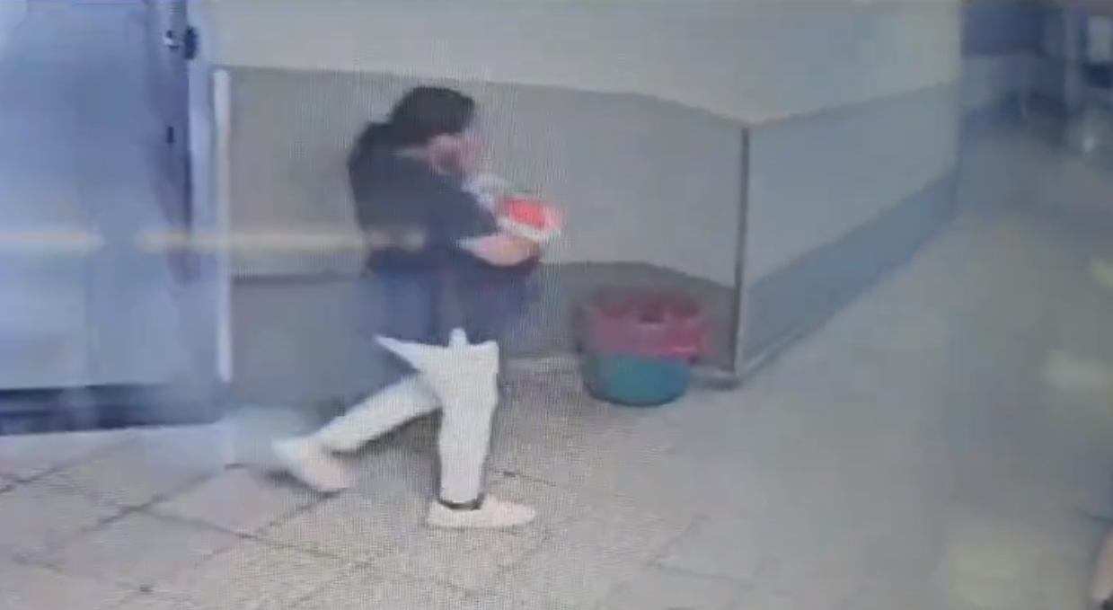 Momentul în care o femeie îmbrăcată în asistentă medicală răpește un nou-născut de la mama lui și îl bagă într-un rucsac