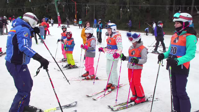 A început sezonul taberelor de ski pentru copii: zăpadă, distracție și aventură. Cât costă un astfel de sejur