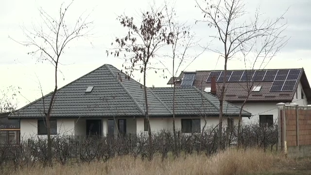 Tinerii care stau la țară vor putea să-și monteze panouri fotovoltaice și să-și anvelopeze casa cu bani de la stat
