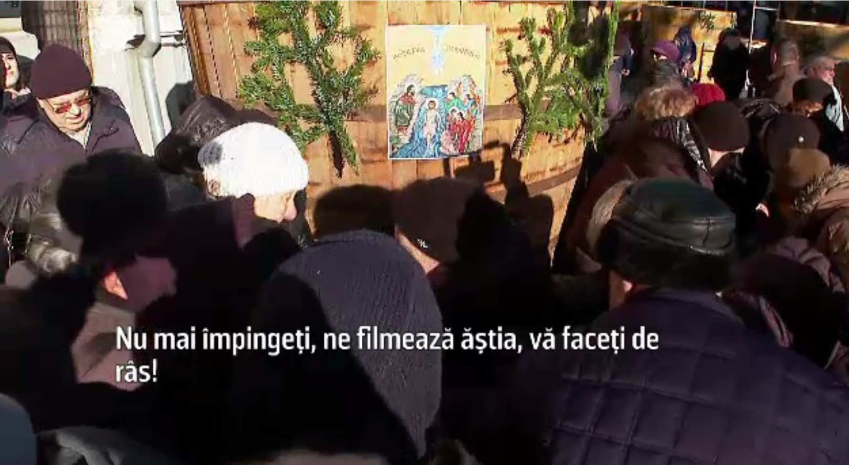 Îmbulzeală la agheasmă, la Constanța. Oamenii s-au luat la ceartă să prindă primele sticle